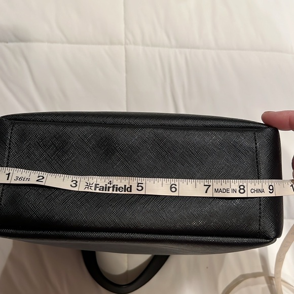 Gorgeous Tumi Saffiano Leather Handbag - Picture 10 of 11